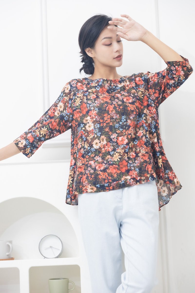 Red and blue multi-color small floral round neck top black - เสื้อยืดผู้หญิง - วัสดุอื่นๆ สีดำ