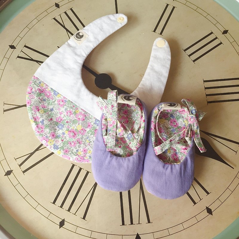 120粉紫碎花寶寶鞋X拼接圍兜新生兒彌月禮盒禮物組 - 滿月禮物 - 棉．麻 紫色