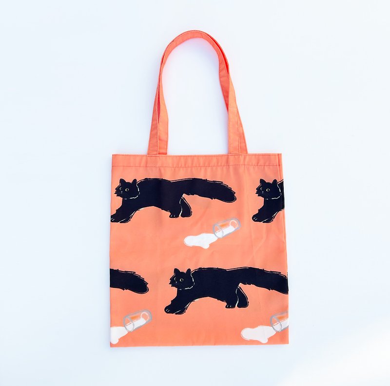 【CINDY CHIEN】Black cat knocks over milk canvas bag - กระเป๋าแมสเซนเจอร์ - ผ้าฝ้าย/ผ้าลินิน 