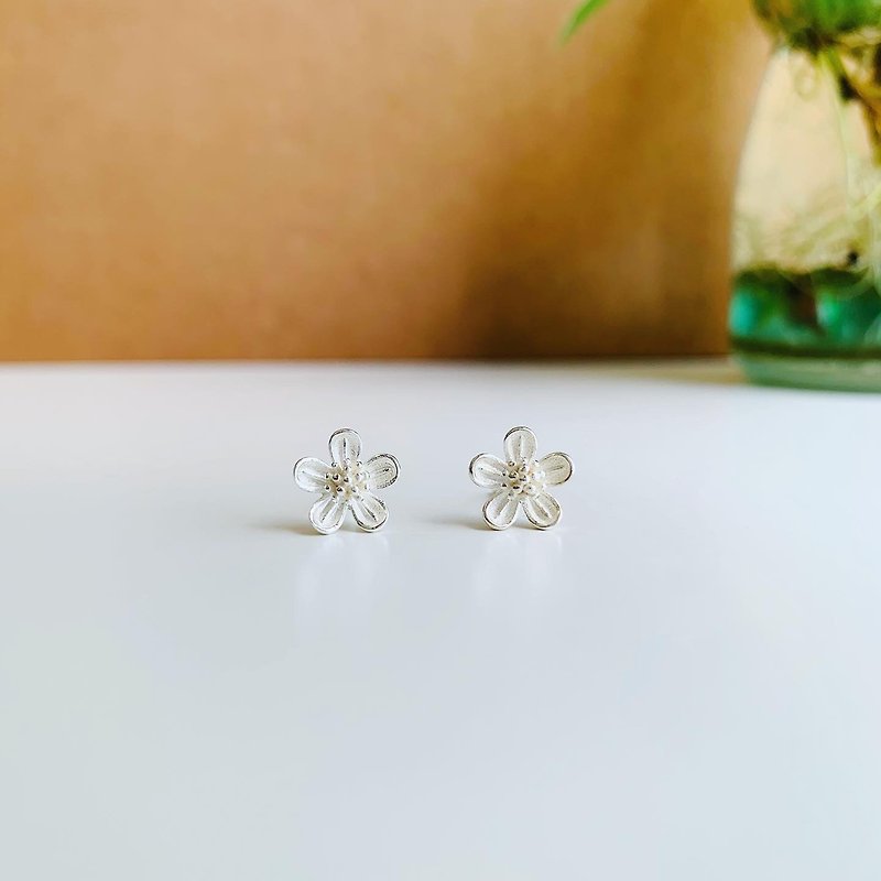 925 sterling silver / matte white cute• Xianfeng grass flower ear pins - ต่างหู - เงินแท้ สีเงิน