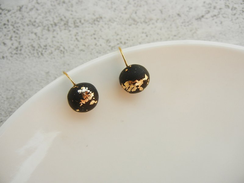 *coucoubird*Black gold leaf small round earrings/ Clip-On - ต่างหู - ดินเหนียว สีดำ