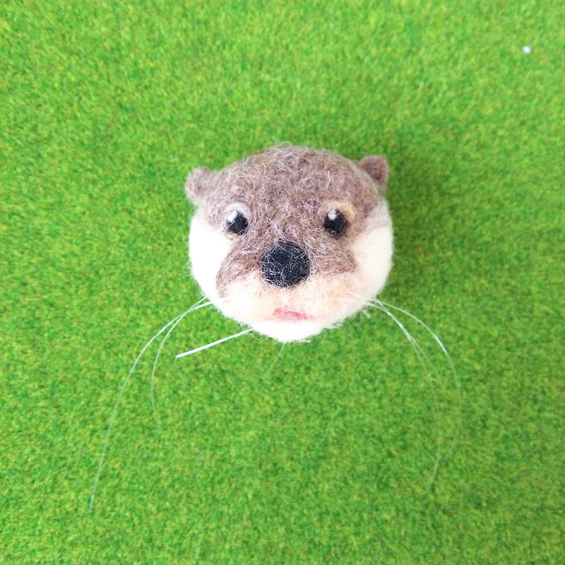 Otter brooch - Brooches - Wool Gray