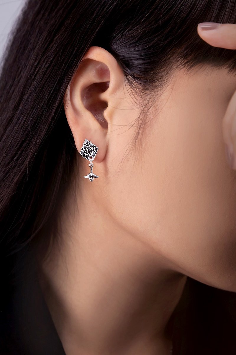 Dok Mai Ruang earring - 耳環/耳夾 - 其他金屬 銀色