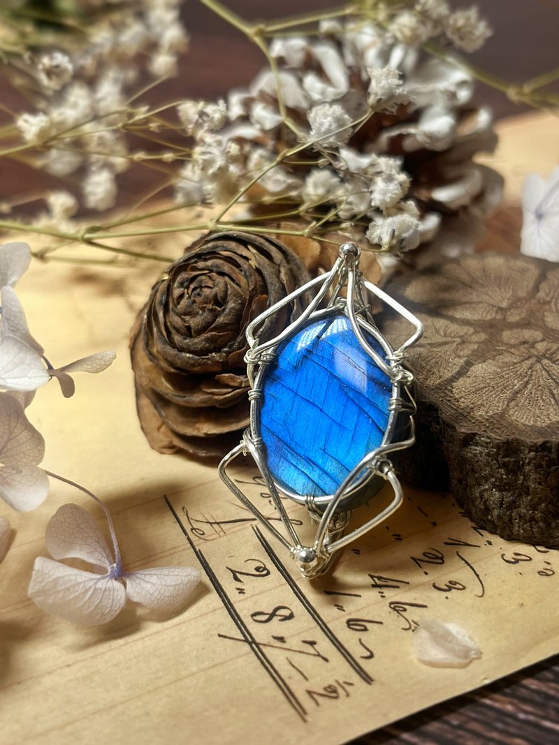 【ReBeand beans handmade】labradorite metal woven pendant - Necklaces - Semi-Precious Stones Blue