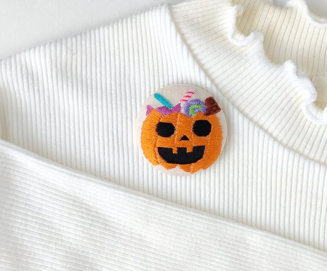 ハロウィンのスイーツ詰め合わせ刺繍ブローチ - ショップ かなちゃん手刺繍工房 ブローチ - Pinkoi