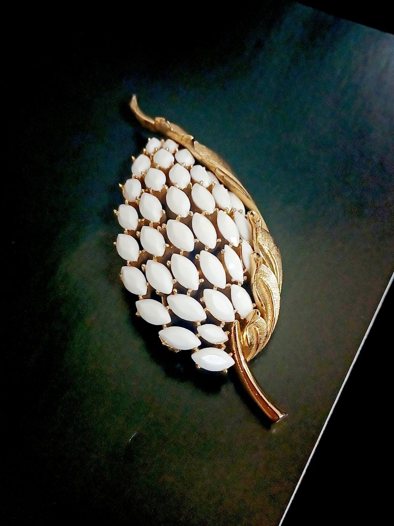 vintage jewelry Trifari 古典刷金賽珞珞捲葉 別針 胸針 - 胸針 - 其他金屬 