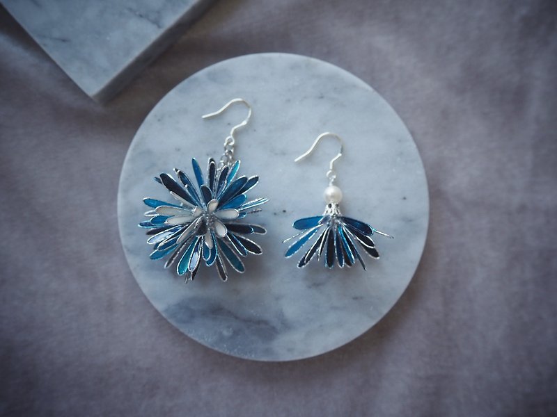 Malachite blue petals pendant resin earrings - Earrings & Clip-ons - Resin Blue