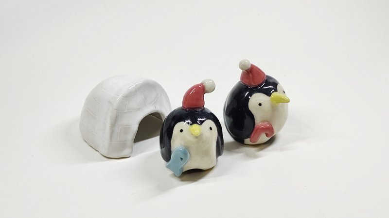 【Christmas Series】Christmas Cane Penguin Hand Poke Doll/Ring Holder - ของวางตกแต่ง - ดินเผา สีแดง