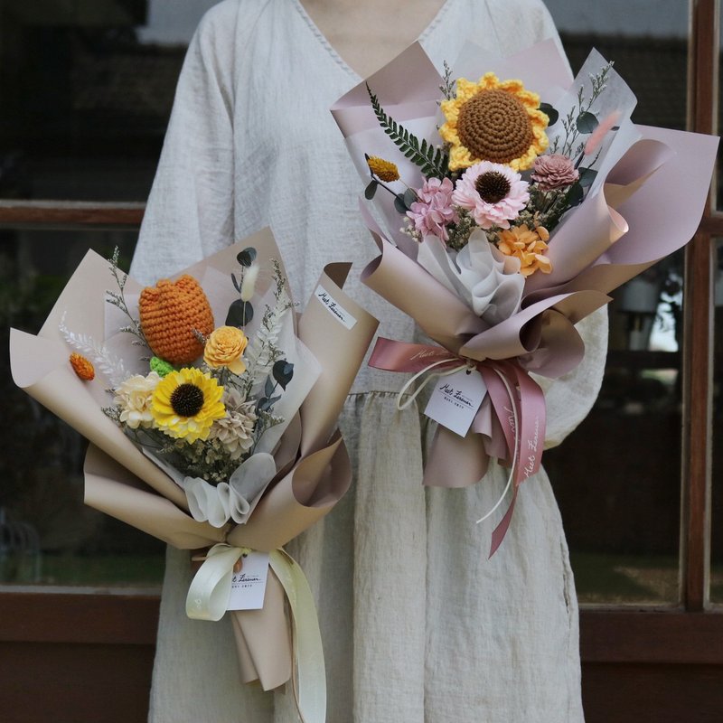 【遇見恆久】夏日裡的記憶手工針織向日葵畢業花束 畢業季 共4款 - 乾燥花/永生花 - 植物．花 多色
