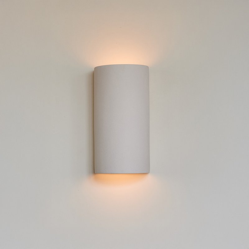 Handcrafted Textured Ceramic Wall Lamp - Contemporary Indirect Lighting Fixture - 燈具/燈飾 - 黏土 白色