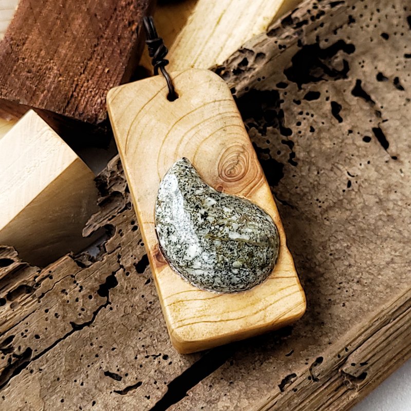 Pebble necklace, phytoncide ornaments, red cypress/アカヒノキ inlaid Bronze threaded head - Necklaces - Stone Multicolor