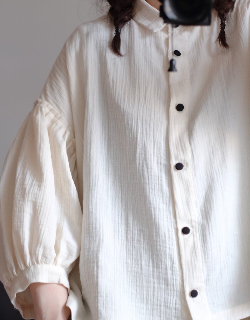 百褶澎袖寬版短襯(米白) - 女襯衫 - 棉．麻 白色
