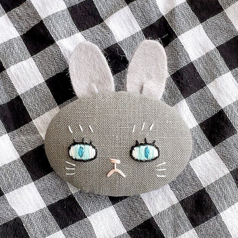 グレーのウサギの刺繍ブローチ - 胸針/心口針 - 棉．麻 灰色