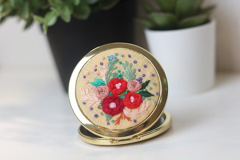 [Veronica Embroidery Workshop] Embroidery Portable Round Mirror - Dusk Rose Bush - อื่นๆ - โลหะ สีเหลือง
