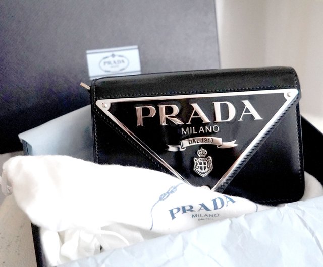 ★関税送料込★【PRADA】 パテントレザーバッグ プラダ】ロゴ パテントレザー ハーフムーン ショルダーバッグ
