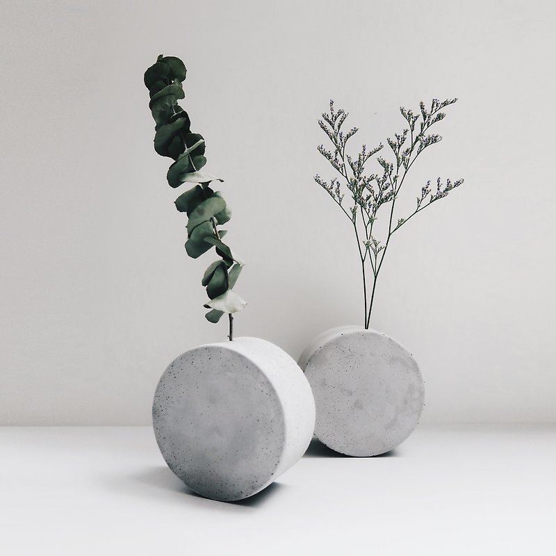 FULL MOON Round and round concrete flower vase - เซรามิก - ปูน สีเทา