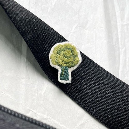 Jyun design studio 刺繡設計工作室 | 舊款出清5折 | 迷你手工刺繡胸針/別針 像花椰菜的路邊小樹