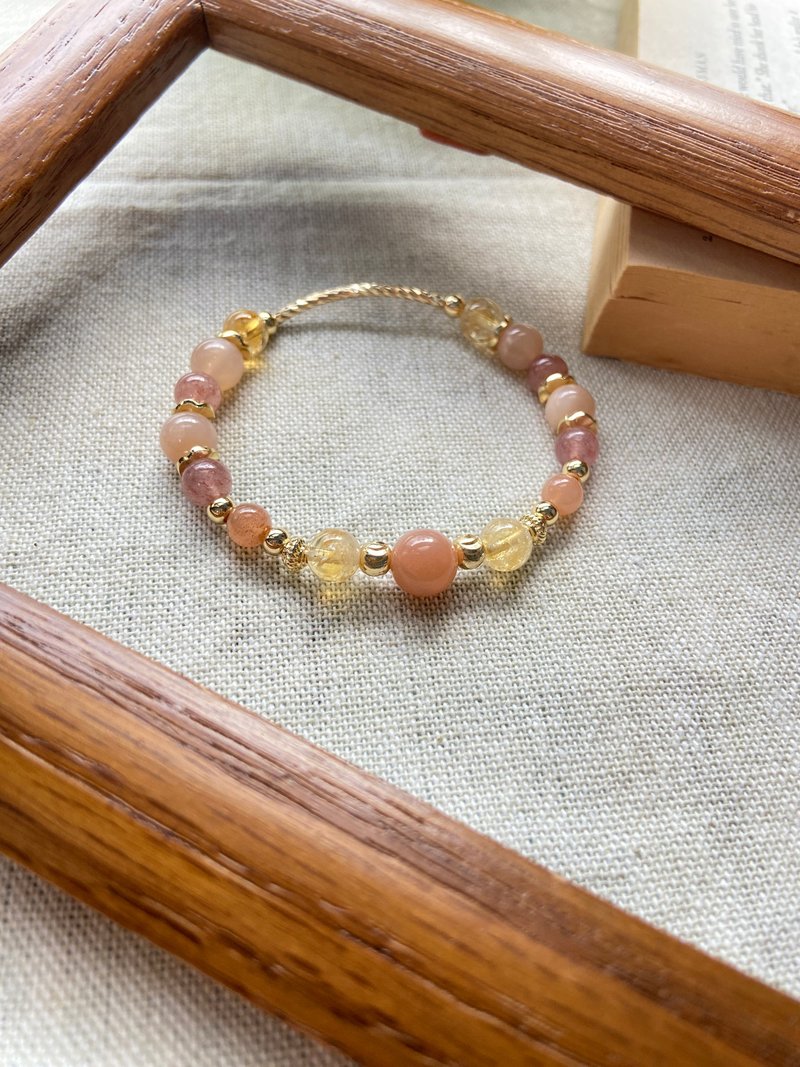 Soothes emotions. Attracts romance. Orange Moonstone / Pink Moonstone / Strawberry Quartz / Yellow Citrine - สร้อยข้อมือ - คริสตัล สึชมพู
