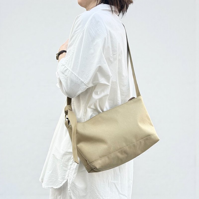 DRIFTER-S  ベージュ　撥水加工　コーデュラナイロンショルダーバッグ - ショルダーバッグ - ナイロン カーキ