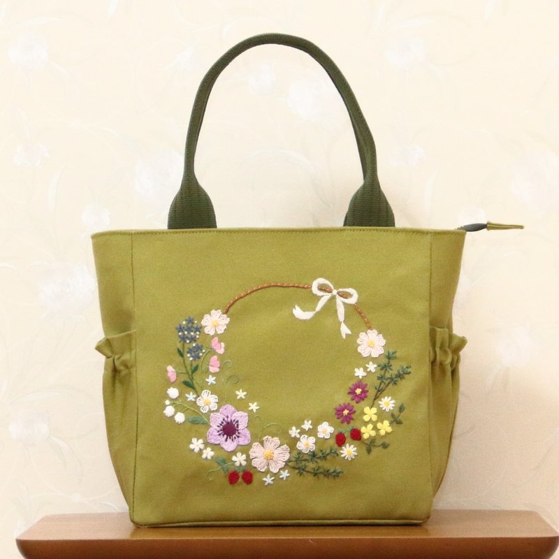 Embroidered canvas tote bag wreath leaf green - Handbags & Totes - Cotton & Hemp 