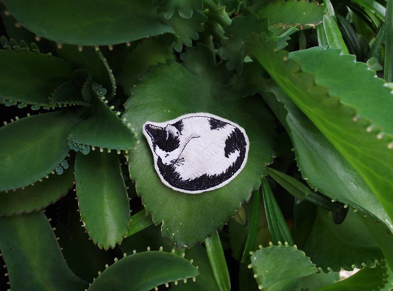 Cat embroidery pin/embroidery sticker (1 piece) __ Embroidery, Christmas gifts, illustrations, free shipping cat - Badges & Pins - Thread Black