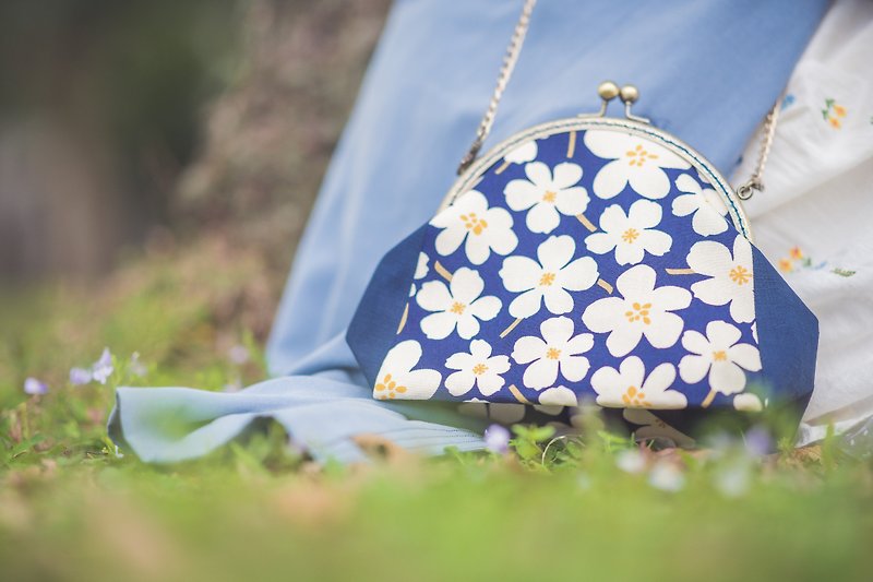 【Spending the day】Golden bag / side backpack / clutch bag / storage bag - Messenger Bags & Sling Bags - Cotton & Hemp Blue