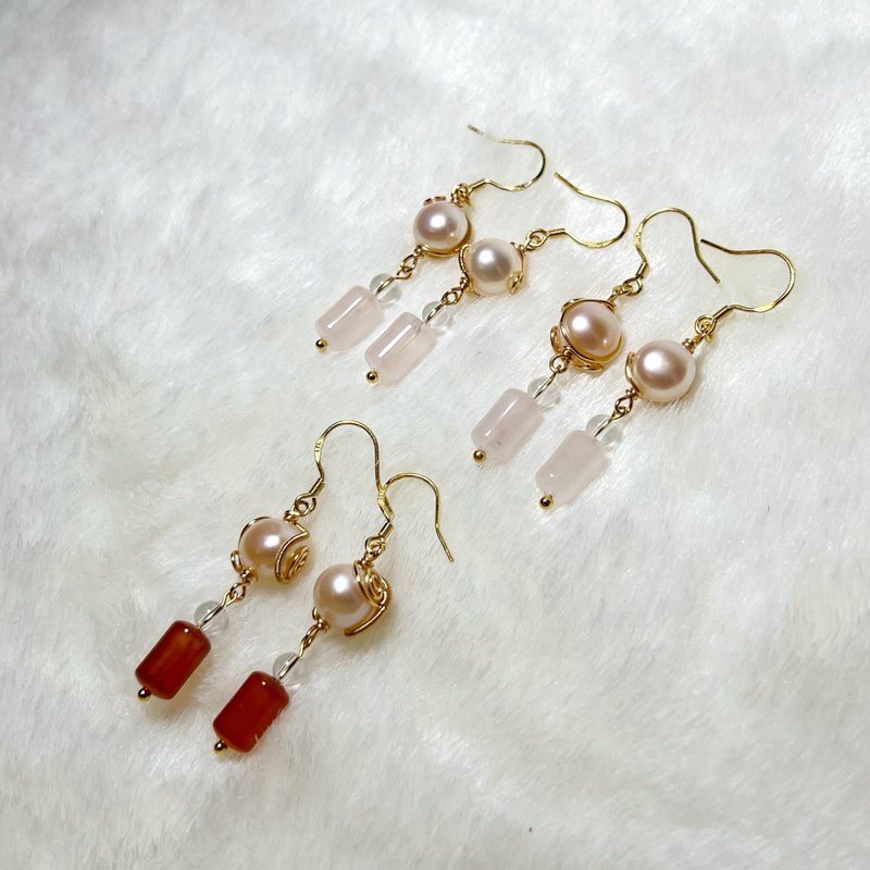 Pearl wire-wound earrings with pink crystal and red onyx丨Elegance‧ One thing, one picture‧ - ต่างหู - คริสตัล หลากหลายสี