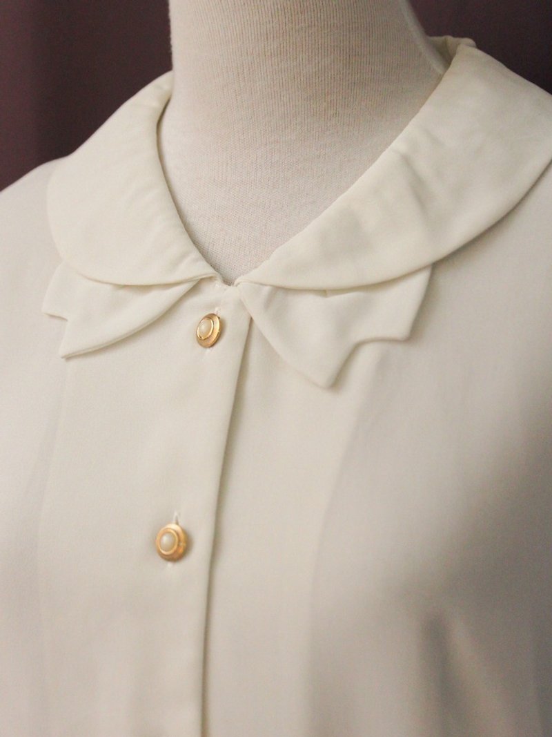 Vintage Japanese made loose elegant cherry petals lapel white short-sleeved vintage shirt - Women's Shirts - Polyester White