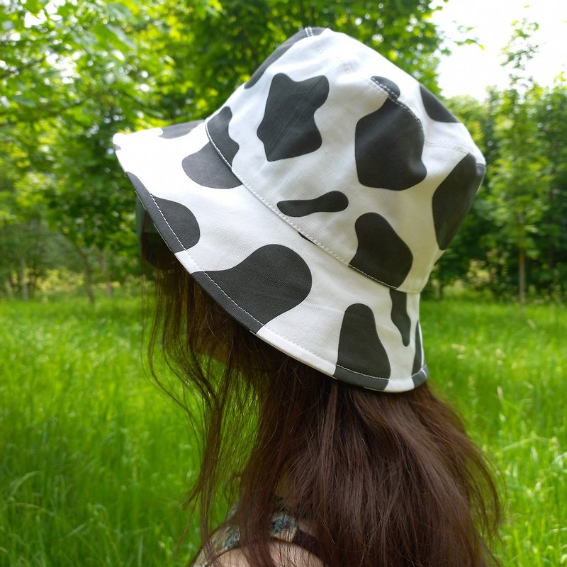 Bucket hat in cotton with cow print for adults and children. Cotton panama.