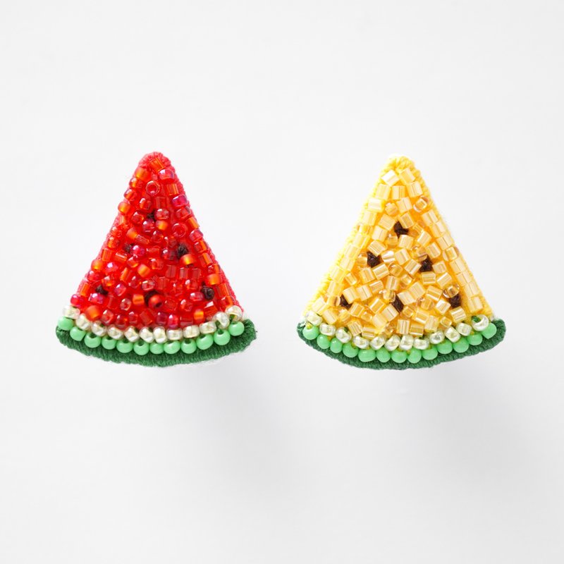 すいかのピンバッジ2個セット(赤・黄色)　ビーズ刺繍ブローチ - 胸針 - 其他材質 紅色