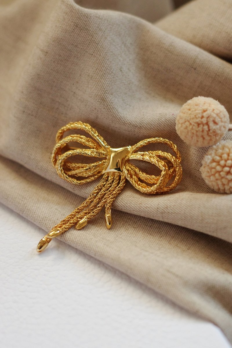 Vintage & Charming Antique Jewelry: Golden Tassel Carved Bow Brooch B305 - เข็มกลัด - โลหะ สีทอง