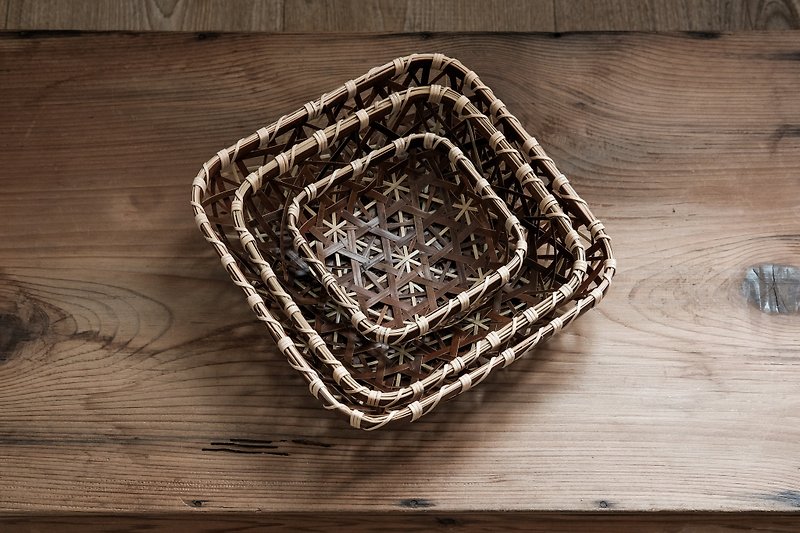 Handmade Bamboo Braided Shallow Plate (L) | Hexagon Hole Chrysanthemum Braid|Smoky Brown/Natural Color - จานเล็ก - ไม้ไผ่ สีนำ้ตาล