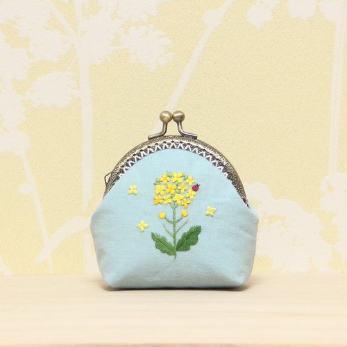 Travel 〜旅行〜 のがま口ポーチ　手刺繍　ハンドメイド 手刺繍のがま口『鳥と草花』財布・ポーチ【受注生産】 | iichi