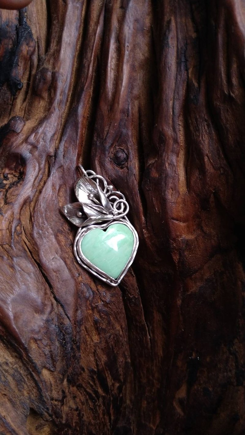 Lemon Chrysoprase Heart Sterling Silver Pendant - สร้อยคอ - เงิน 