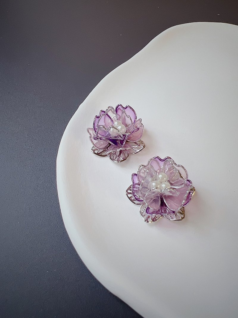 夜櫻 櫻花花瓣貼耳樹脂耳環 - 耳環/耳夾 - 樹脂 紫色