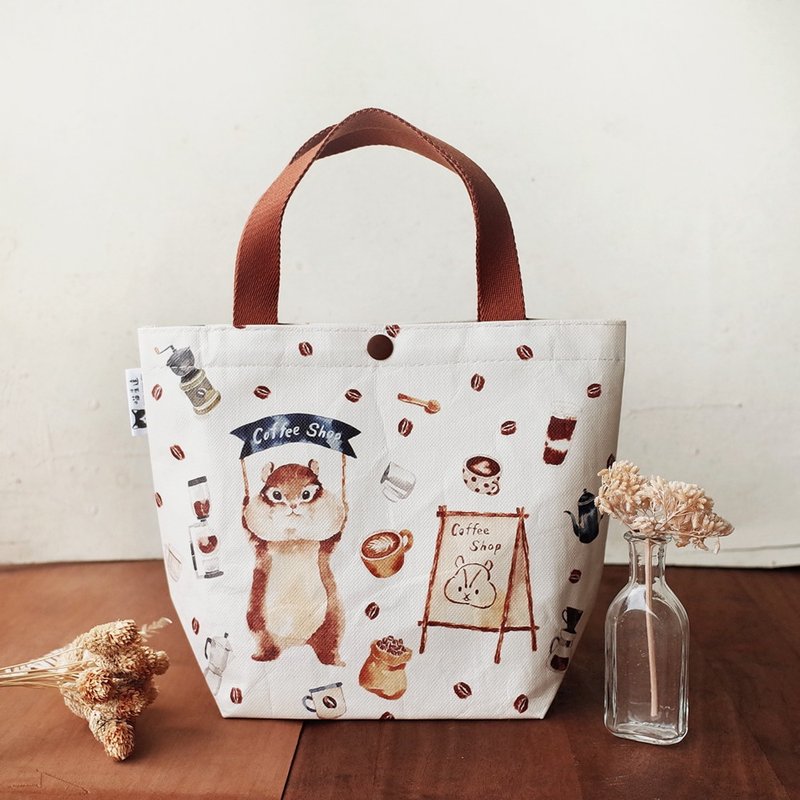 Sunny Bag x Meow Star-Squirrel Coffee Shop Tote Bag - กระเป๋าถือ - วัสดุอื่นๆ สีนำ้ตาล