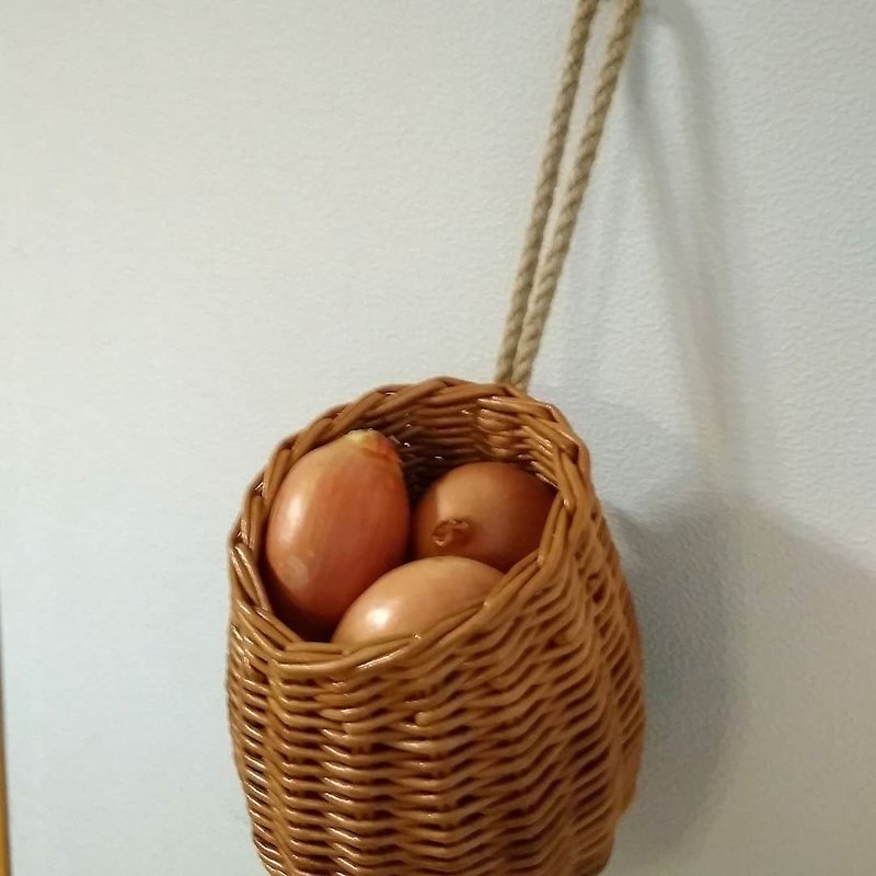 small wicker basket. wall hanging basket. wall storage basket. onion basket - กล่องเก็บของ - วัสดุอื่นๆ สีนำ้ตาล