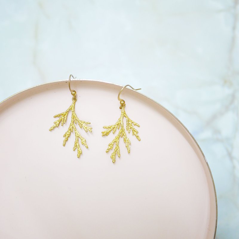 【福利品】自然冷衫葉設計黃銅耳環 - 耳環/耳夾/耳骨夾 - 其他金屬 金色