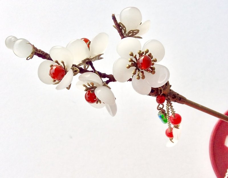 Meow hand-made ~ a cut plum hairpin (white) - Hair Accessories - Other Materials White