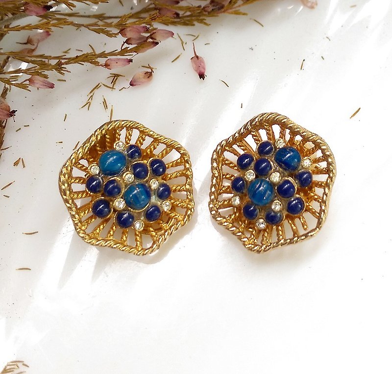 [Western antique jewelry / old age] 1970's cute openwork blue beads flower clip earrings - ต่างหู - โลหะ สีน้ำเงิน