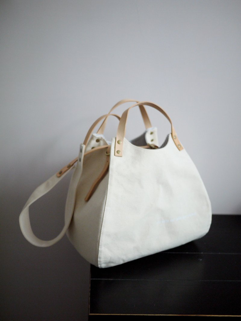 Quoi quoi triangle rice ball pack white - shoulder bag / japanese canvas - กระเป๋าแมสเซนเจอร์ - ผ้าฝ้าย/ผ้าลินิน ขาว