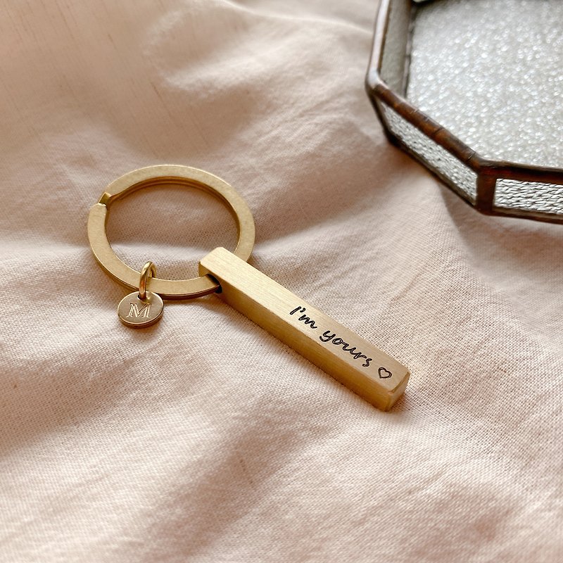 【客製化禮物】黃銅刻字鑰匙圈+字母吊牌-我是你的 - 鑰匙圈/鑰匙包 - 銅/黃銅 金色