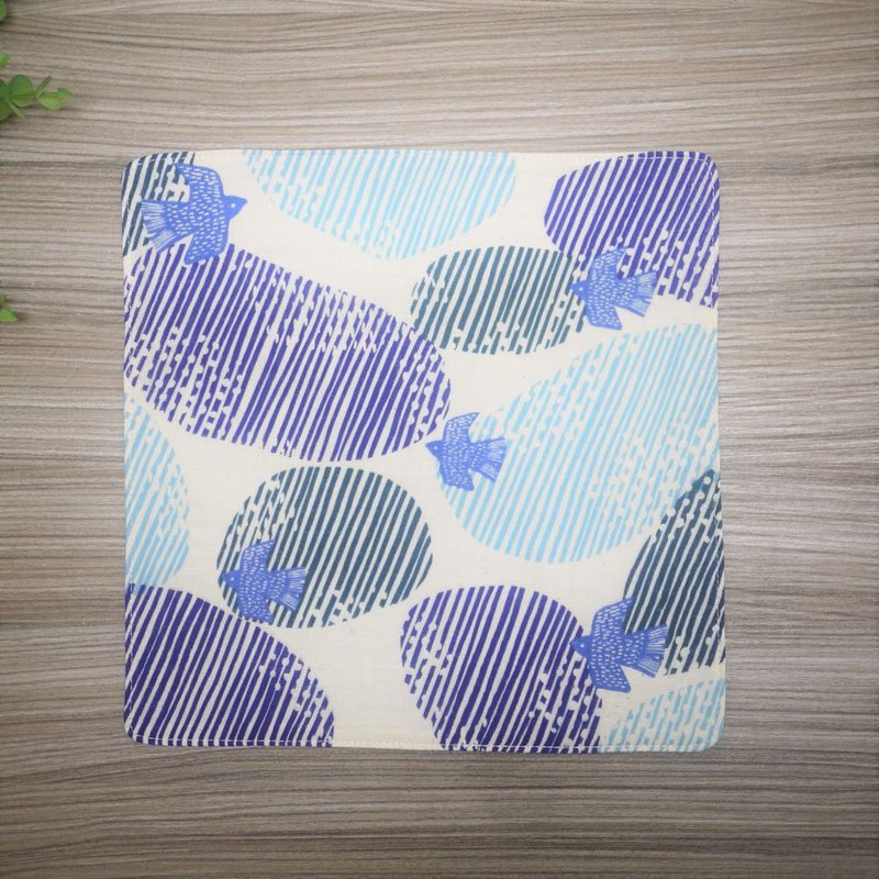 Japanese double gauze handkerchief = soaring = light blue pattern on white background - ผ้าเช็ดหน้า - ผ้าฝ้าย/ผ้าลินิน ขาว