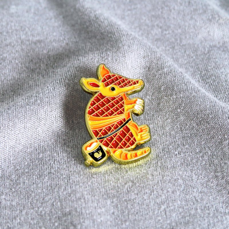 Solo Armadillo Enamel Pin – Gift for Climbers and Boulderers – 攀岩針 – 등반 クライミング - เข็มกลัด/พิน - โลหะ หลากหลายสี