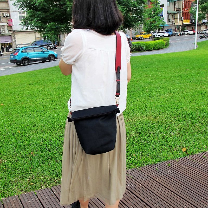 Japanese minimalist travel carry-on canvas bag cowhide strap mixed color webbing - กระเป๋าแมสเซนเจอร์ - ผ้าฝ้าย/ผ้าลินิน สีดำ