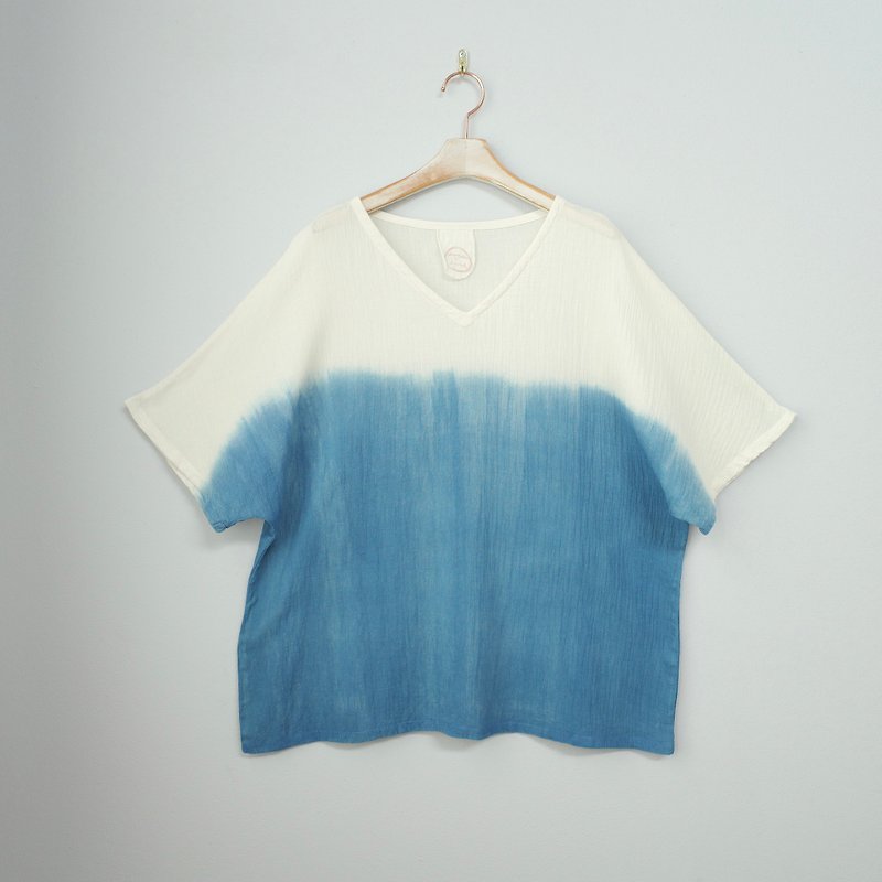 indigo dip-dyed cotton / ray sleeve blouse - เสื้อผู้หญิง - ผ้าฝ้าย/ผ้าลินิน สีน้ำเงิน