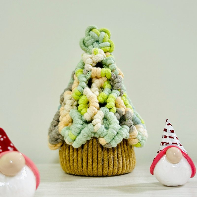 【Handmade】Crocheted Christmas Tree Earring Display, Christmas Ornament, Includes 1 String of Fairy Lights - ของวางตกแต่ง - ผ้าฝ้าย/ผ้าลินิน หลากหลายสี