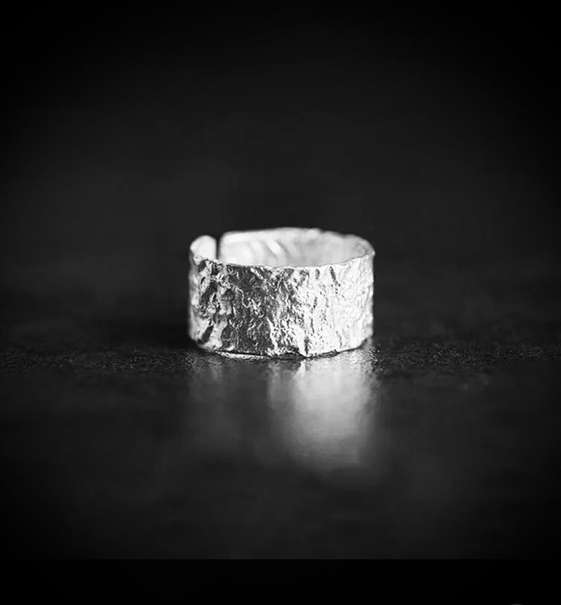 個性寬版不規則錘敲紋理簡約時尚中性戒指 - 戒指 - 純銀 銀色