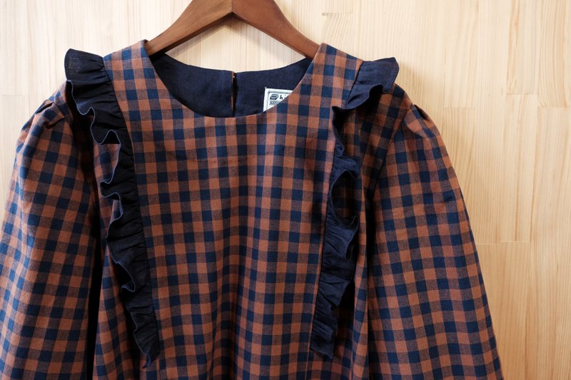 圓領剪接荷葉邊長袖上衣/ 橘藍小格 - 女上衣/長袖上衣 - 棉．麻 多色