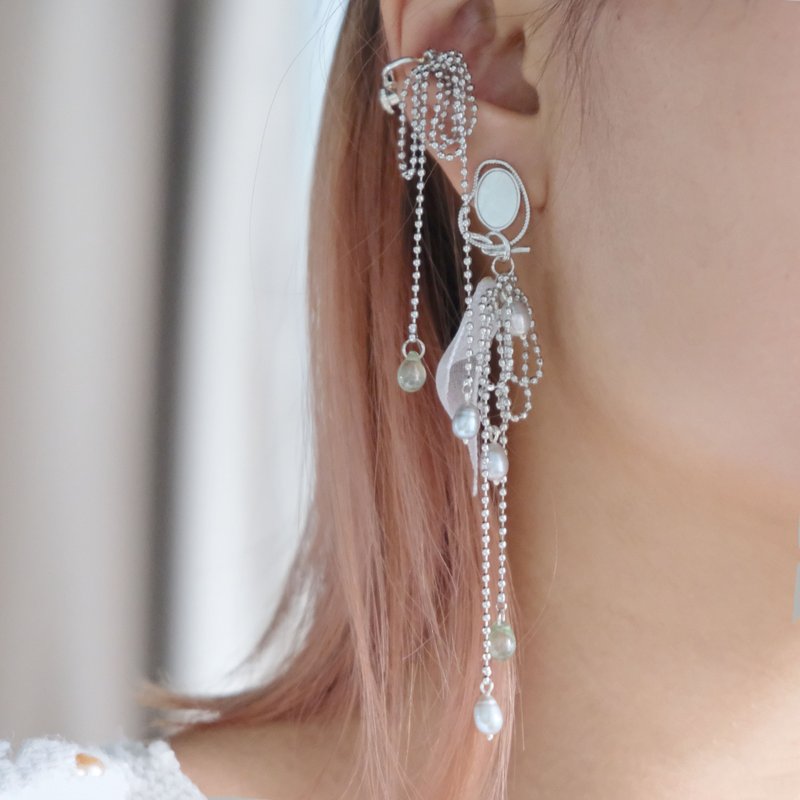 Dynamic tassel silver gray freshwater mother-of-pearl green glass bead earrings E359 - ต่างหู - ไข่มุก สีเงิน